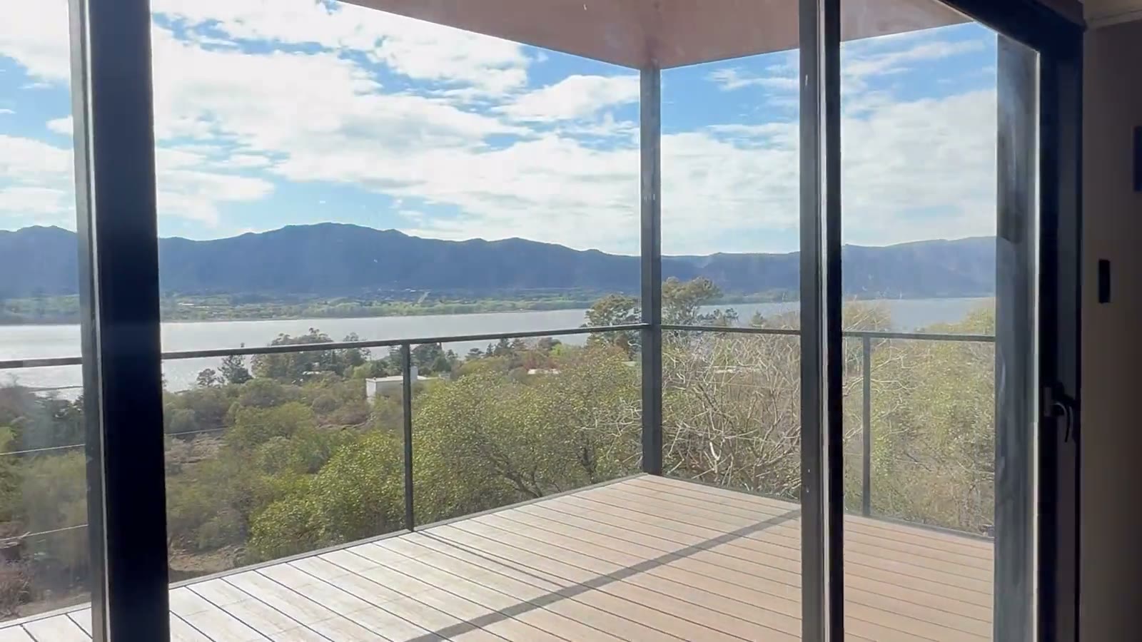 Vivienda modular con deck y vista al lago en Siquimán, Córdoba