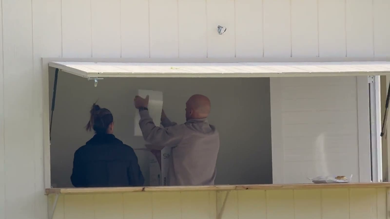 Módulo gastronómico con ventana de atención al público